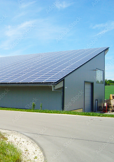 Solární panely na skladovém objektu